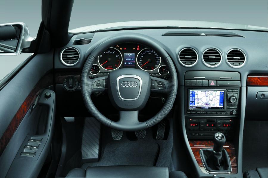 Торпедо Audi A4 2.0T Cabriolet (B7, 8H) 2005 года  (фото 5 из 39)